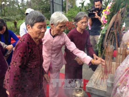 Cựu binh Mỹ dâng hương tưởng niệm nạn nhân vụ thảm sát Sơn Mỹ, Quảng Ngãi  - ảnh 1